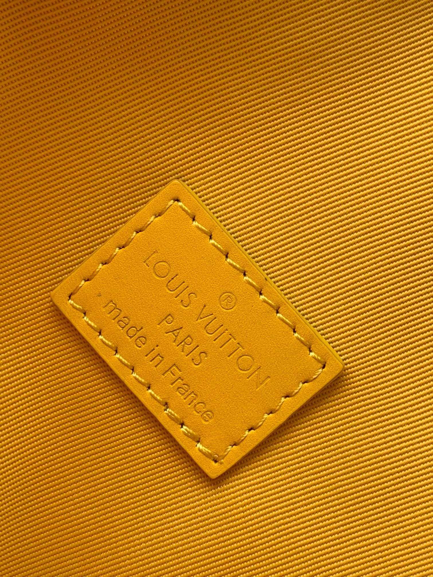L0vis Vvtt0n M82917 Steamer Wearable Wallet