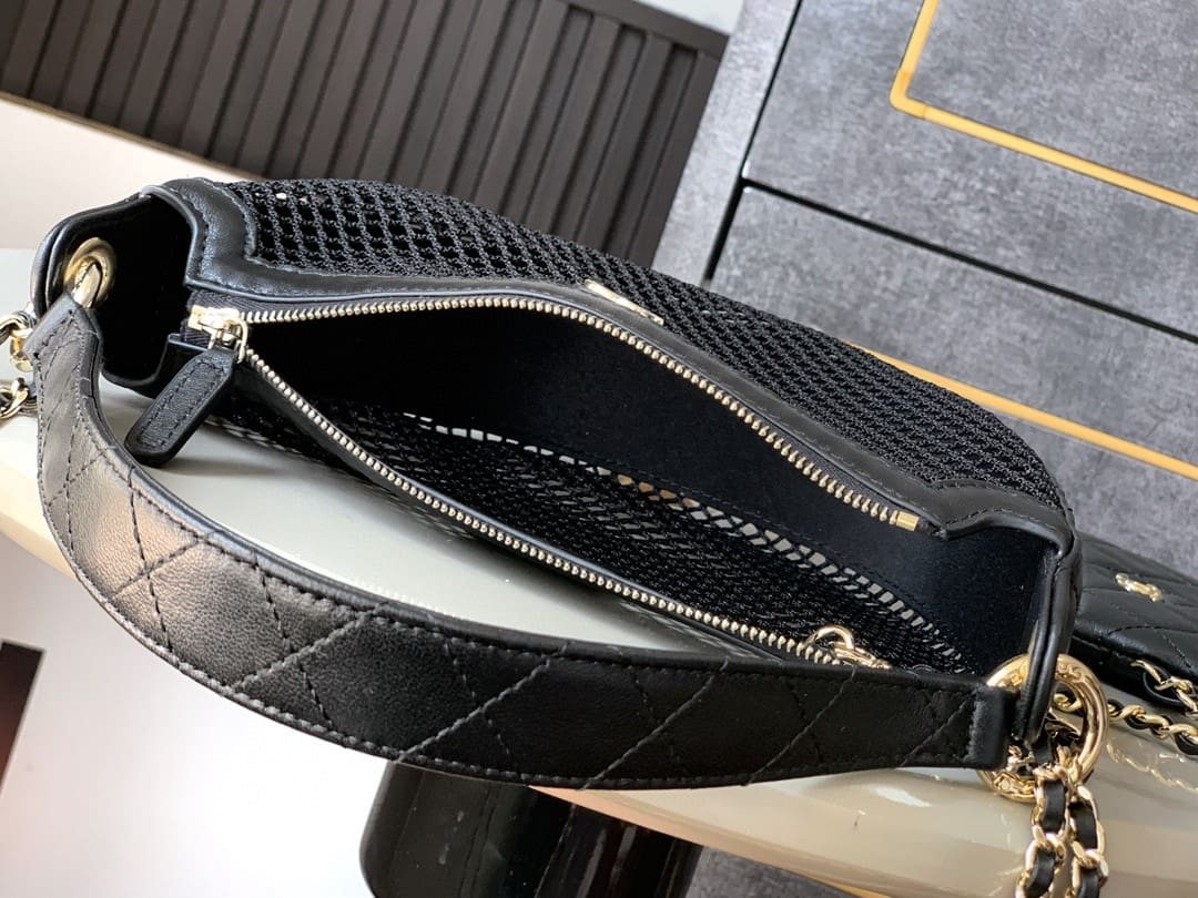Ch**el Spring-Summer 2025 Clutch with Chain