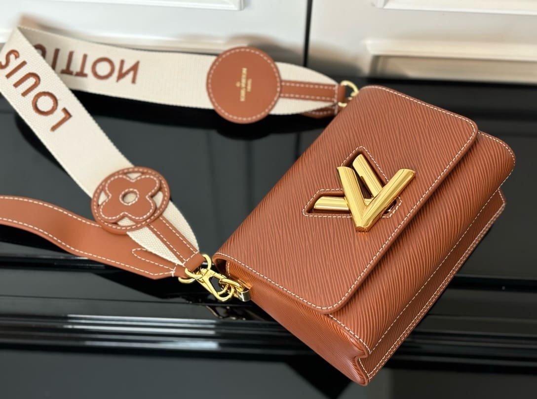 L0vis Vvtt0n M24758 TWIST Medium Handbag