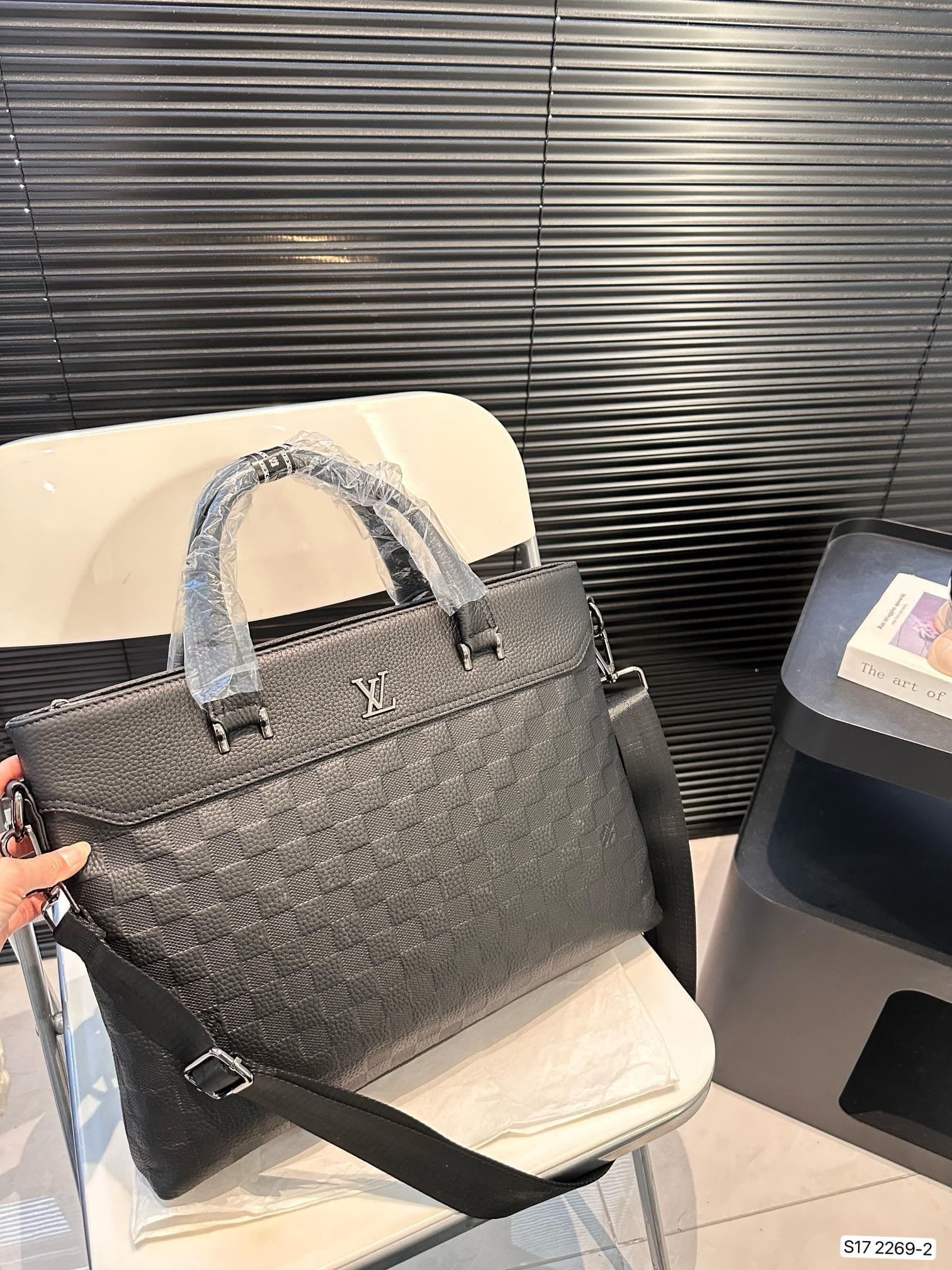 L0vis Vvtt0n briefcase