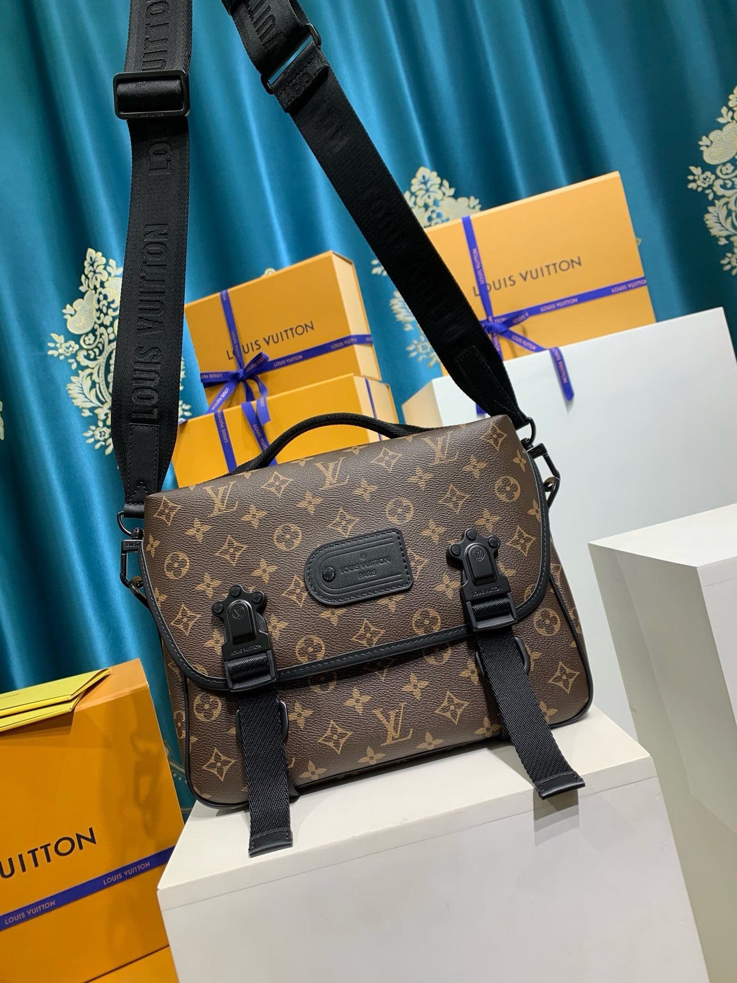 L0vis Vvtt0n M46972 LV Trail Messenger