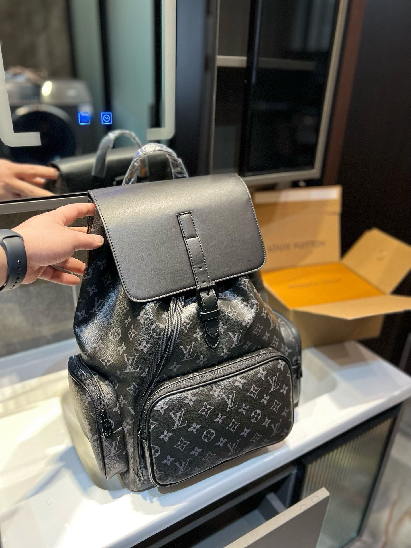 L0vis Vvtt0n Backpack