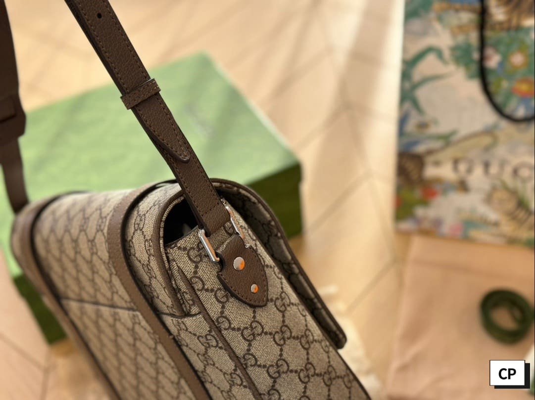 Gvc*1 Messenger Bag