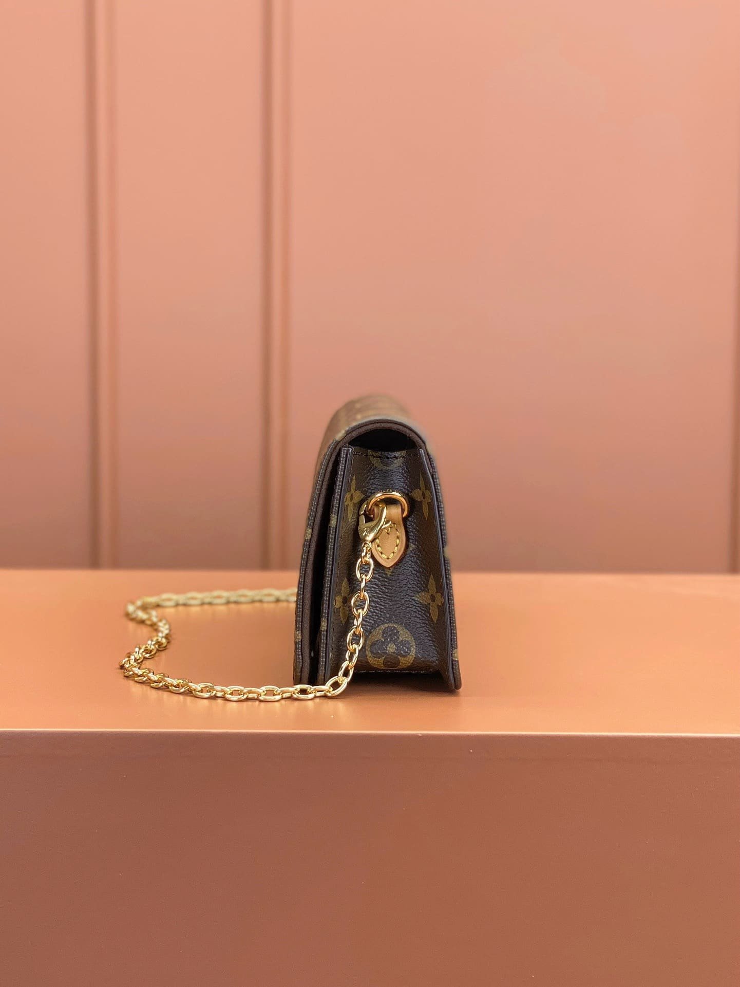 L0vis Vvtt0n M82509 Wallet On Chain Lily