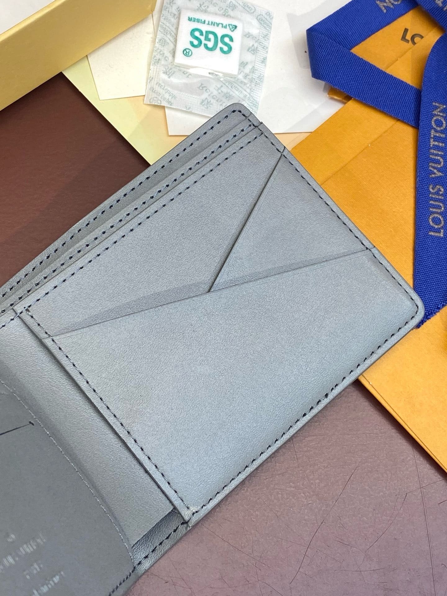 L0vis Vvtt0n M81383 Multiple Wallet