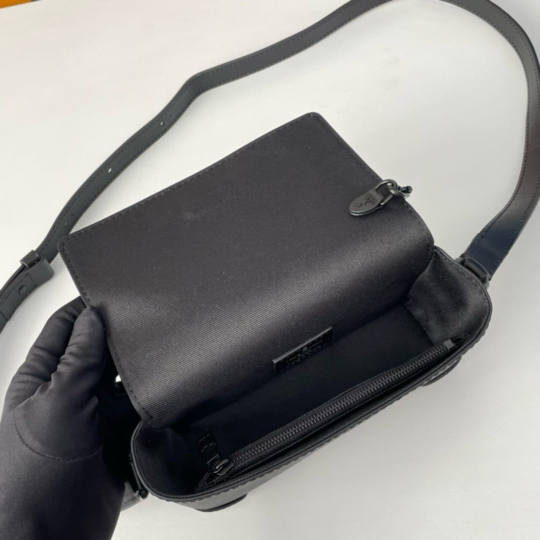 L0vis Vvtt0n M81783 Steamer Wearable Wallet
