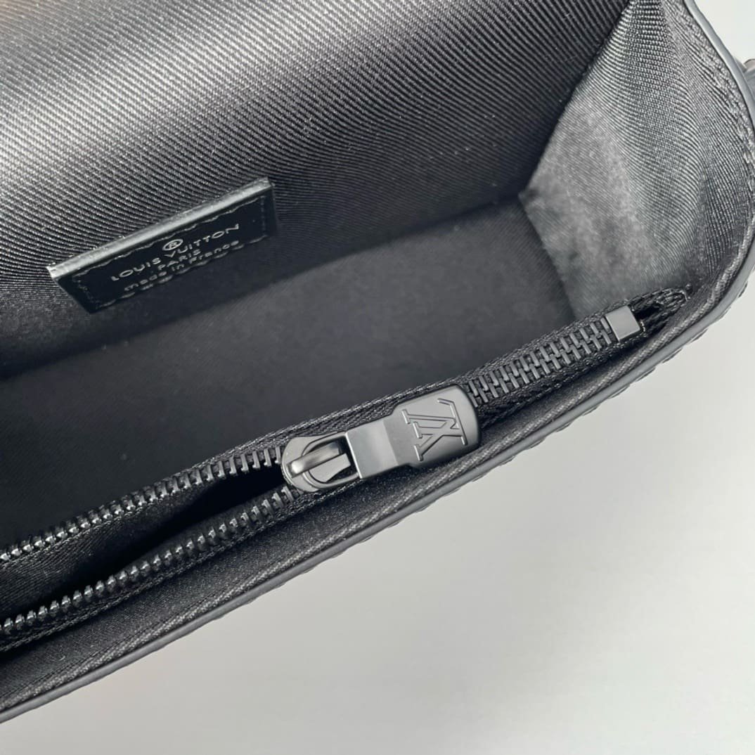 L0vis Vvtt0n M81783 Steamer Wearable Wallet