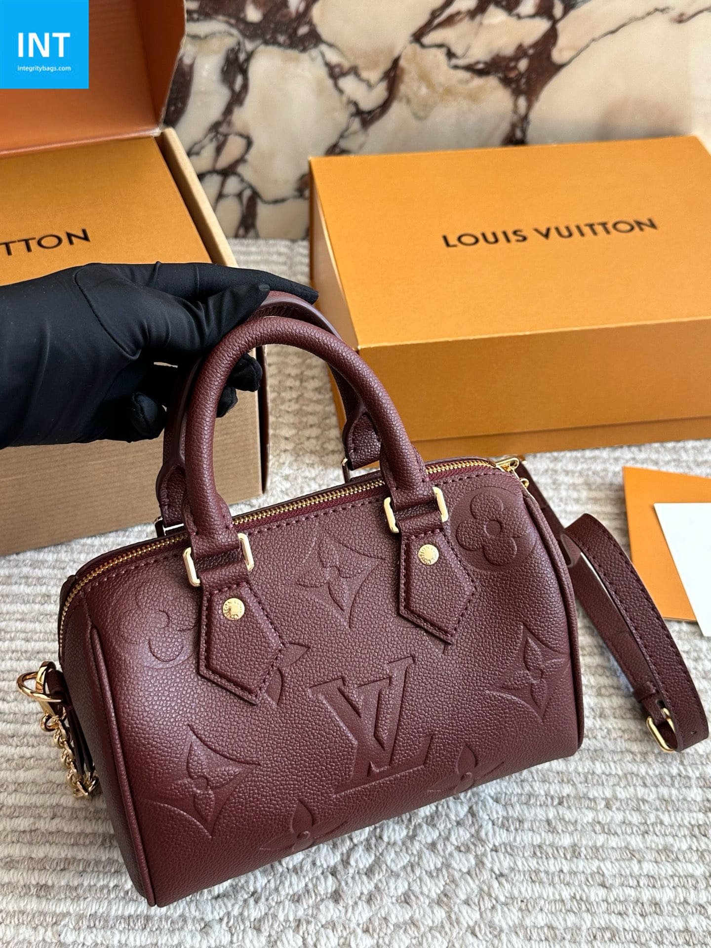 L0vis Vvtt0n M25929 Speedy 20 with shoulder strap