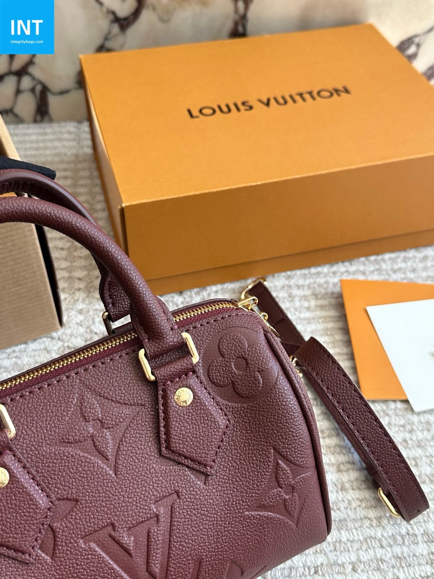 L0vis Vvtt0n M25929 Speedy 20 with shoulder strap