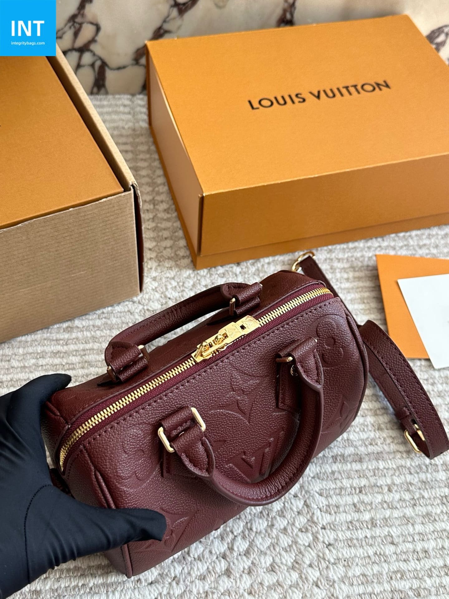 L0vis Vvtt0n M25929 Speedy 20 with shoulder strap