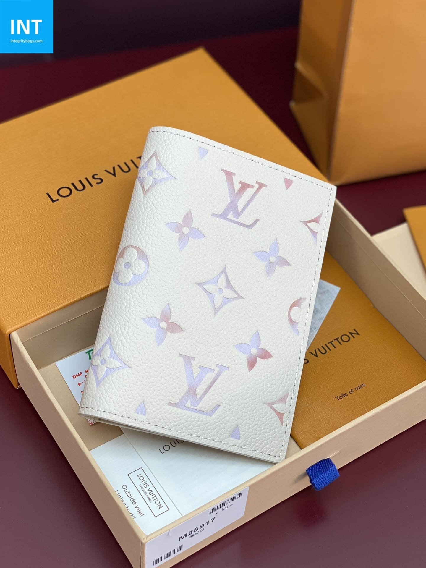L0vis Vvtt0n M25917 Passport Cover