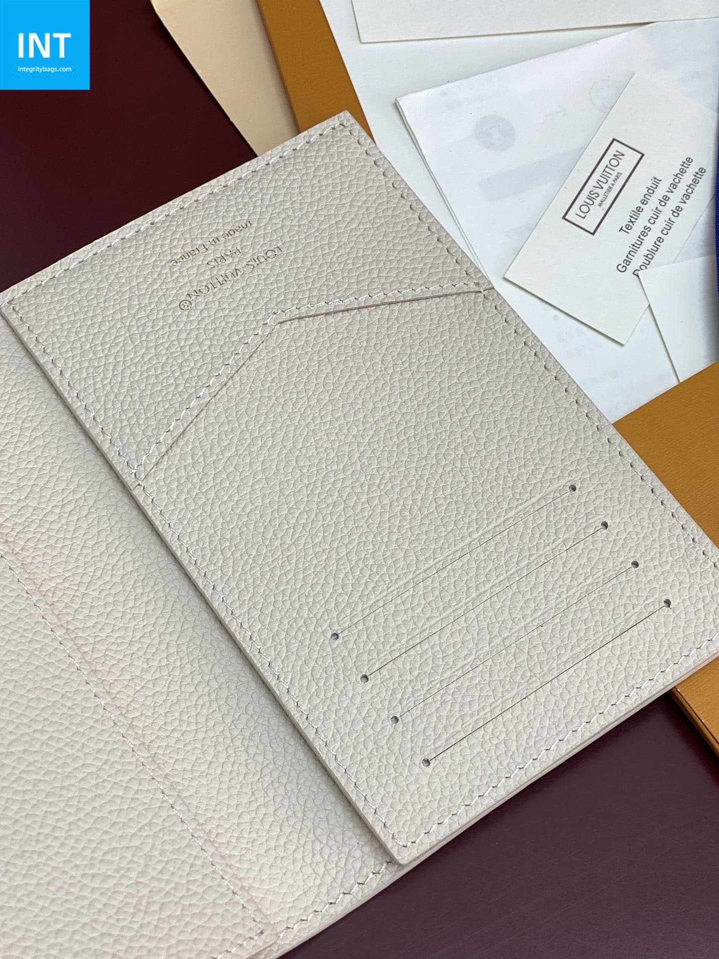 L0vis Vvtt0n M25917 Passport Cover