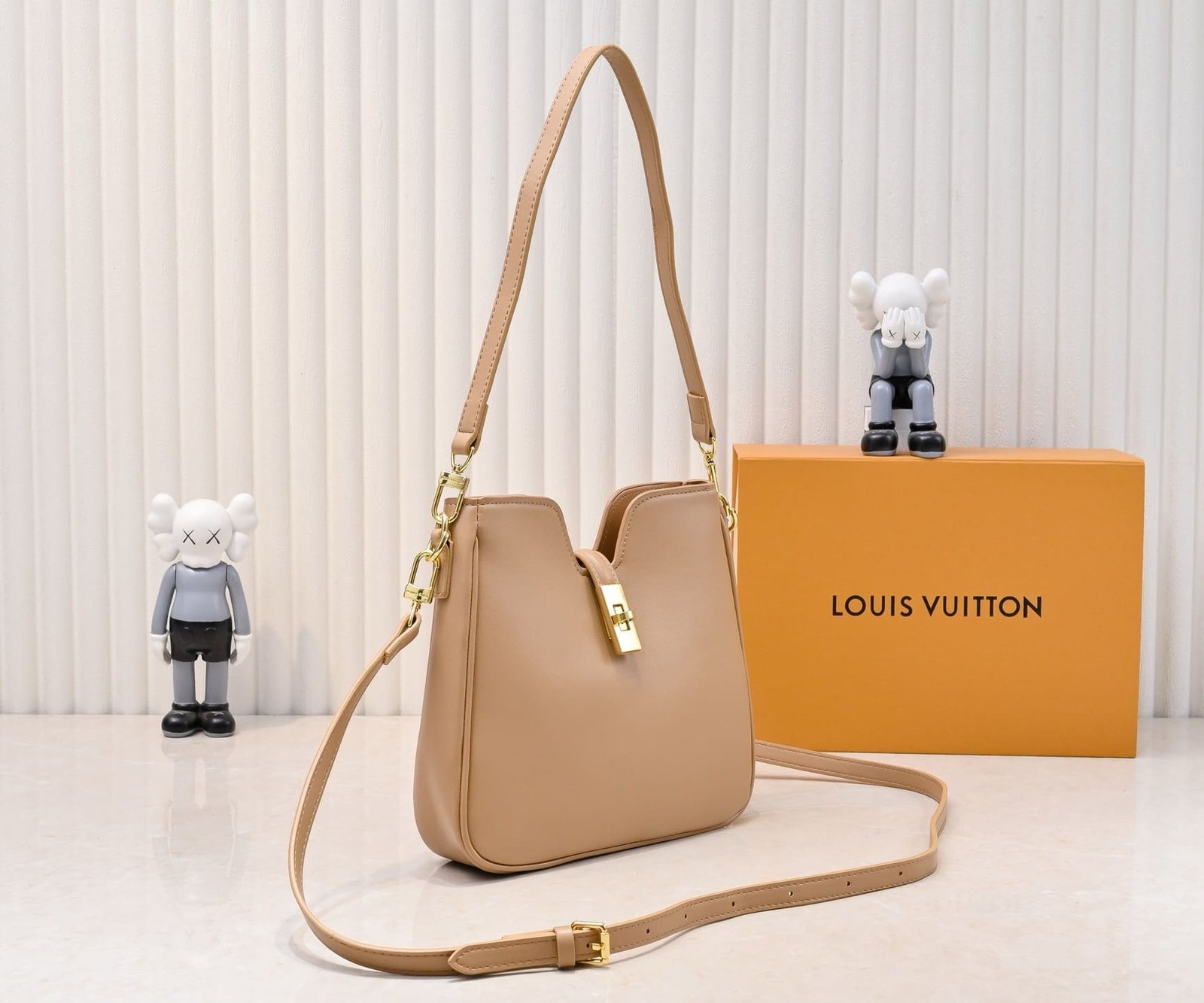 L0vis Vvtt0n’s new hobo bag