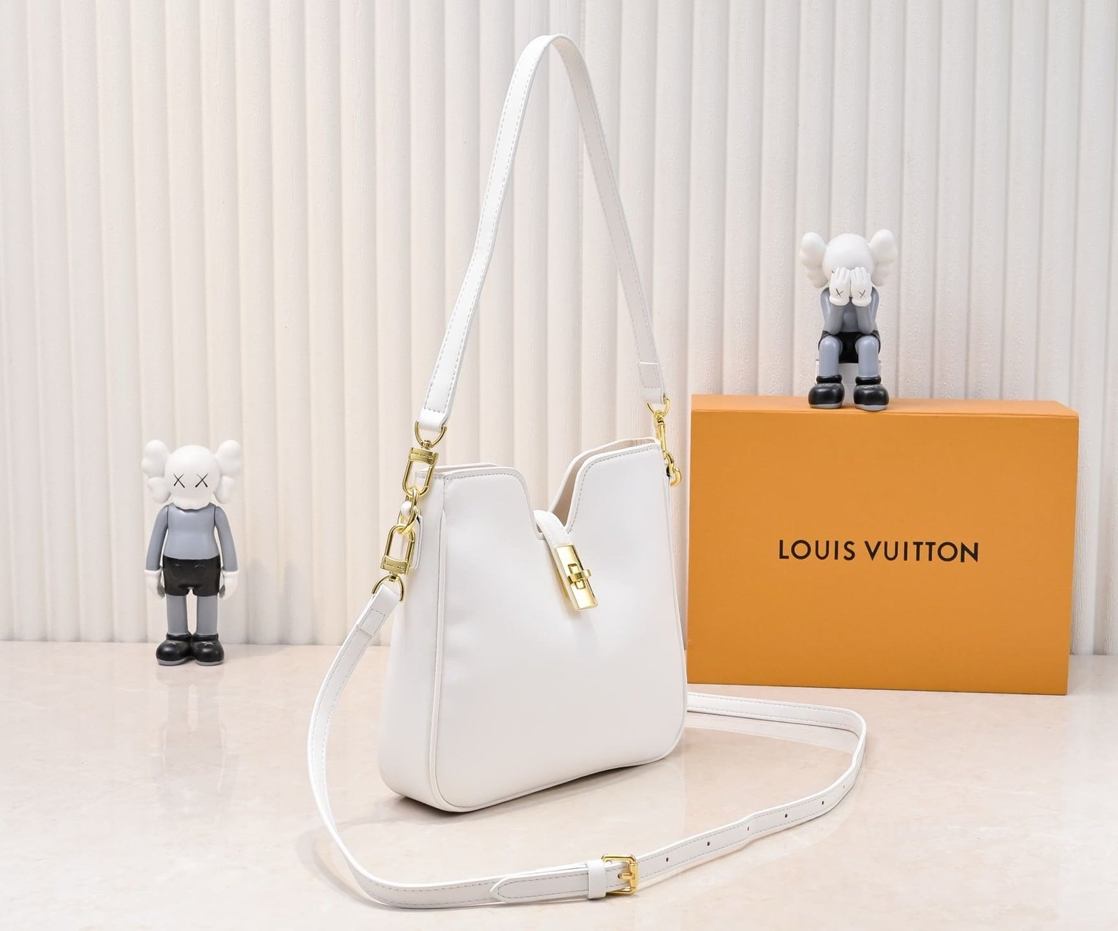 L0vis Vvtt0n’s new hobo bag