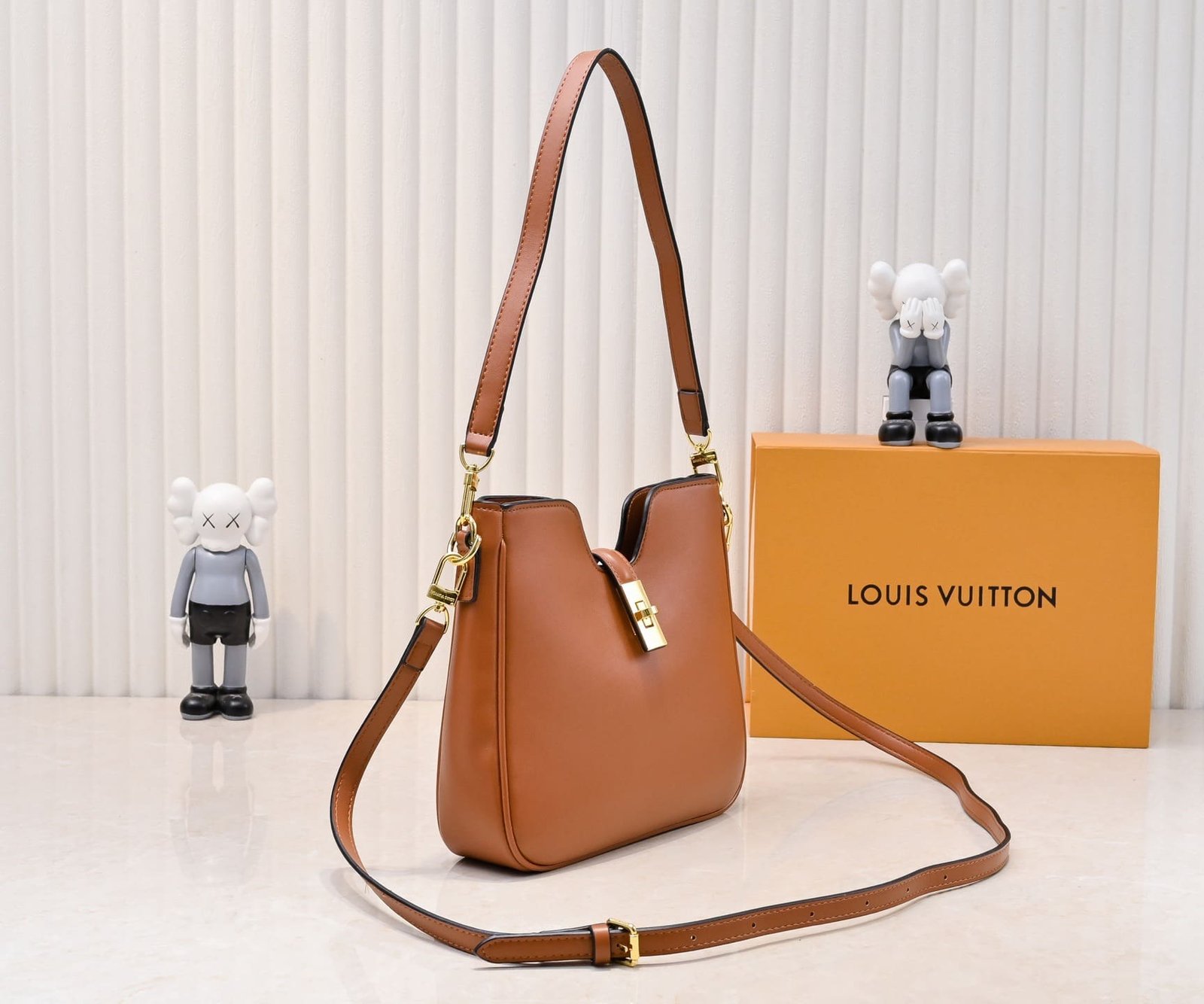 L0vis Vvtt0n’s new hobo bag