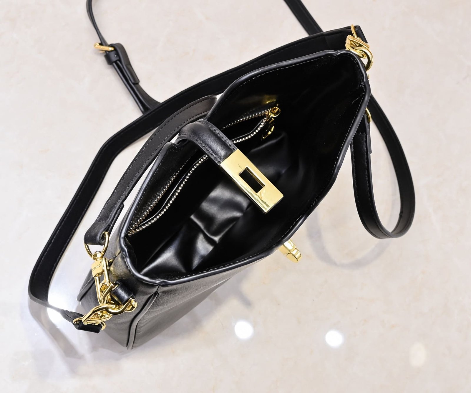 L0vis Vvtt0n’s new hobo bag