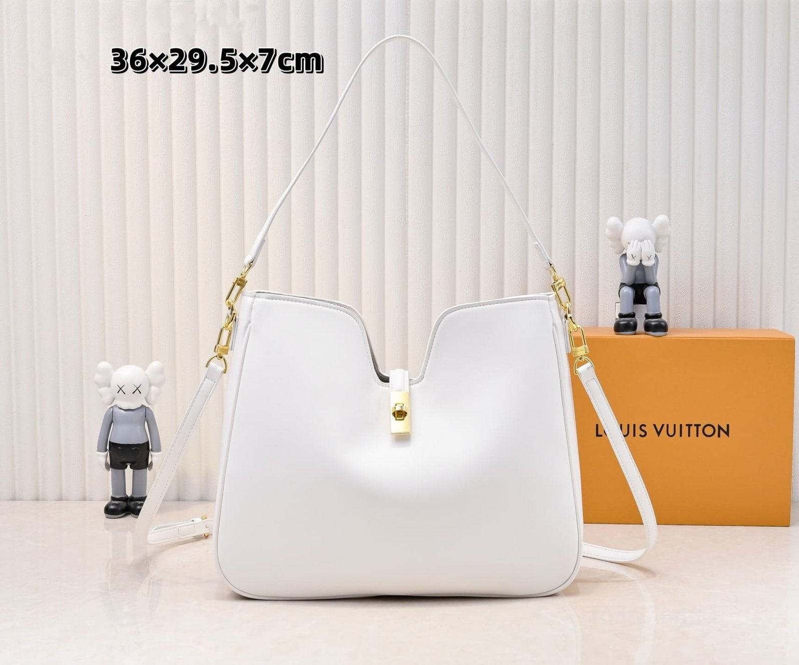 L0vis Vvtt0n’s new hobo bag