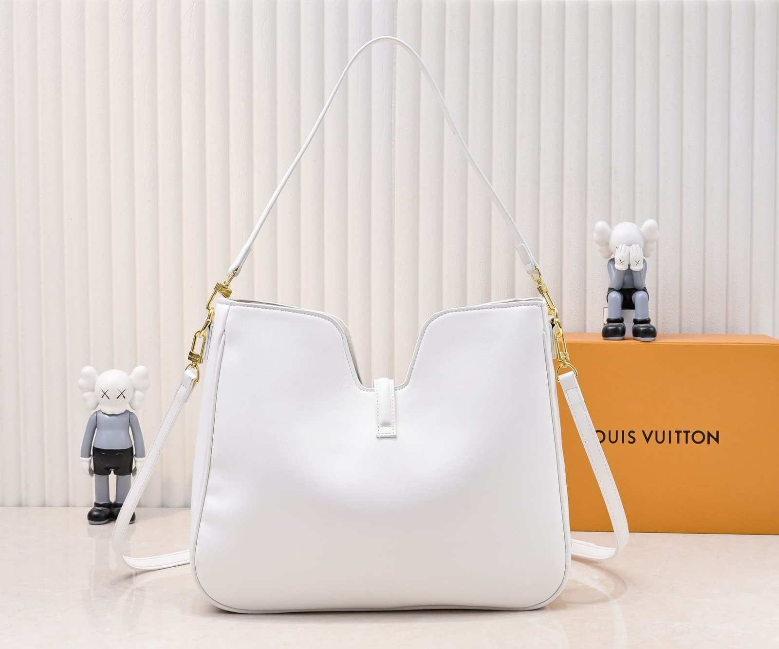 L0vis Vvtt0n’s new hobo bag