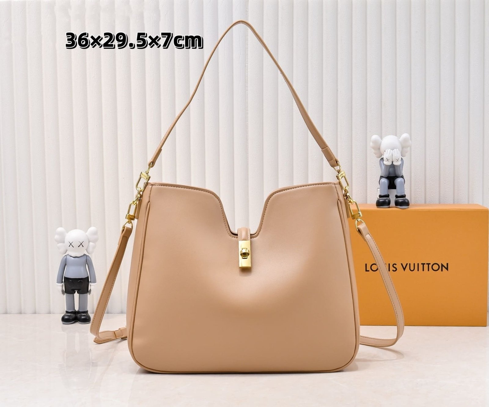 L0vis Vvtt0n’s new hobo bag