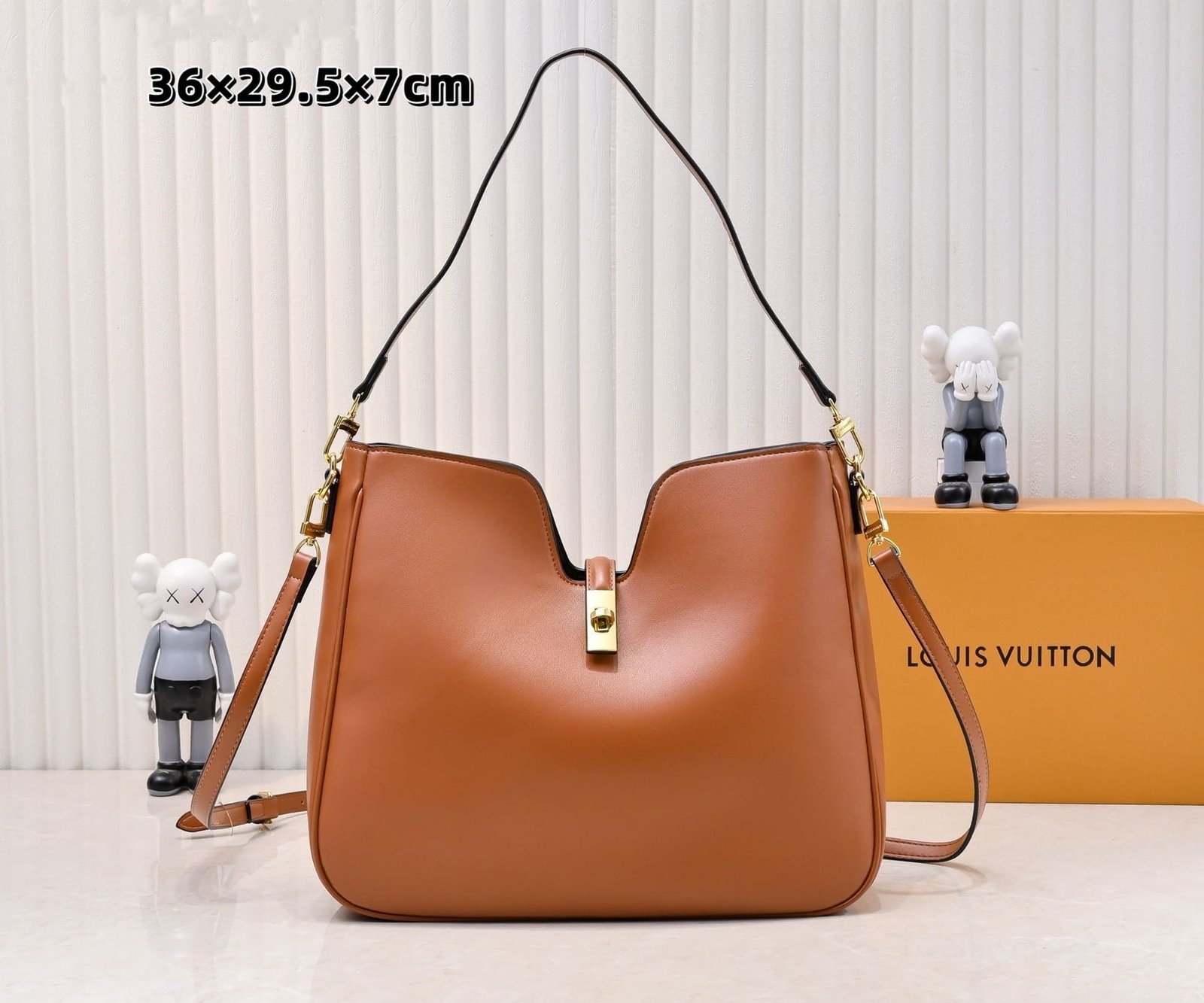 L0vis Vvtt0n’s new hobo bag