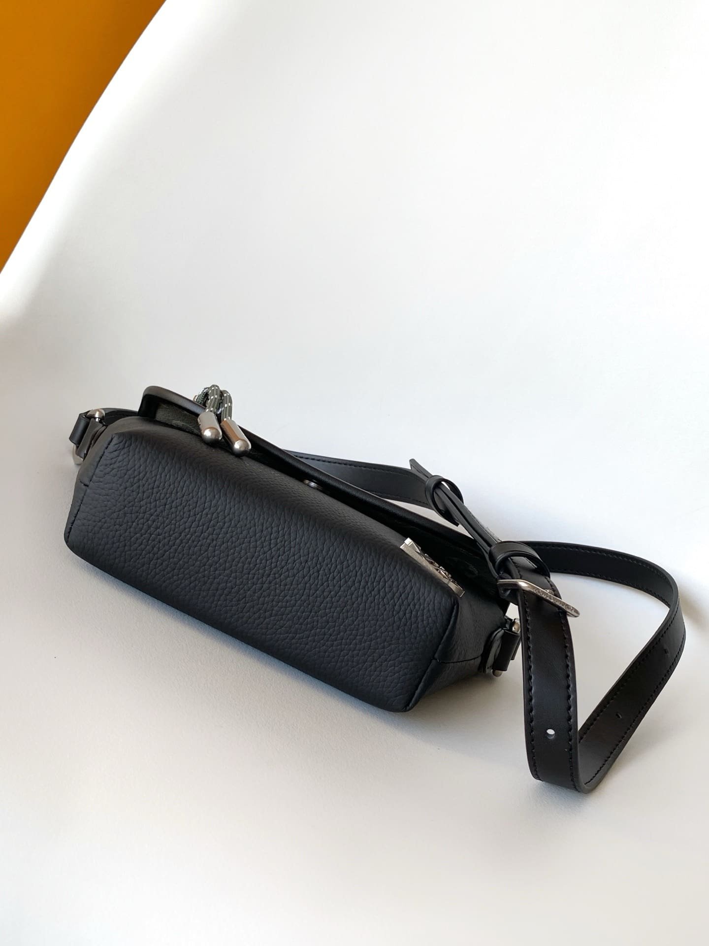 L0vis Vvtt0n M12618 Pulse Wearable Wallet