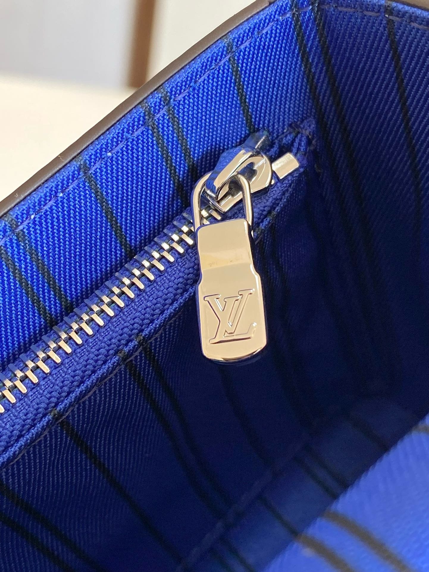 L0vis Vvtt0n M12810 Steamer Wearable Wallet