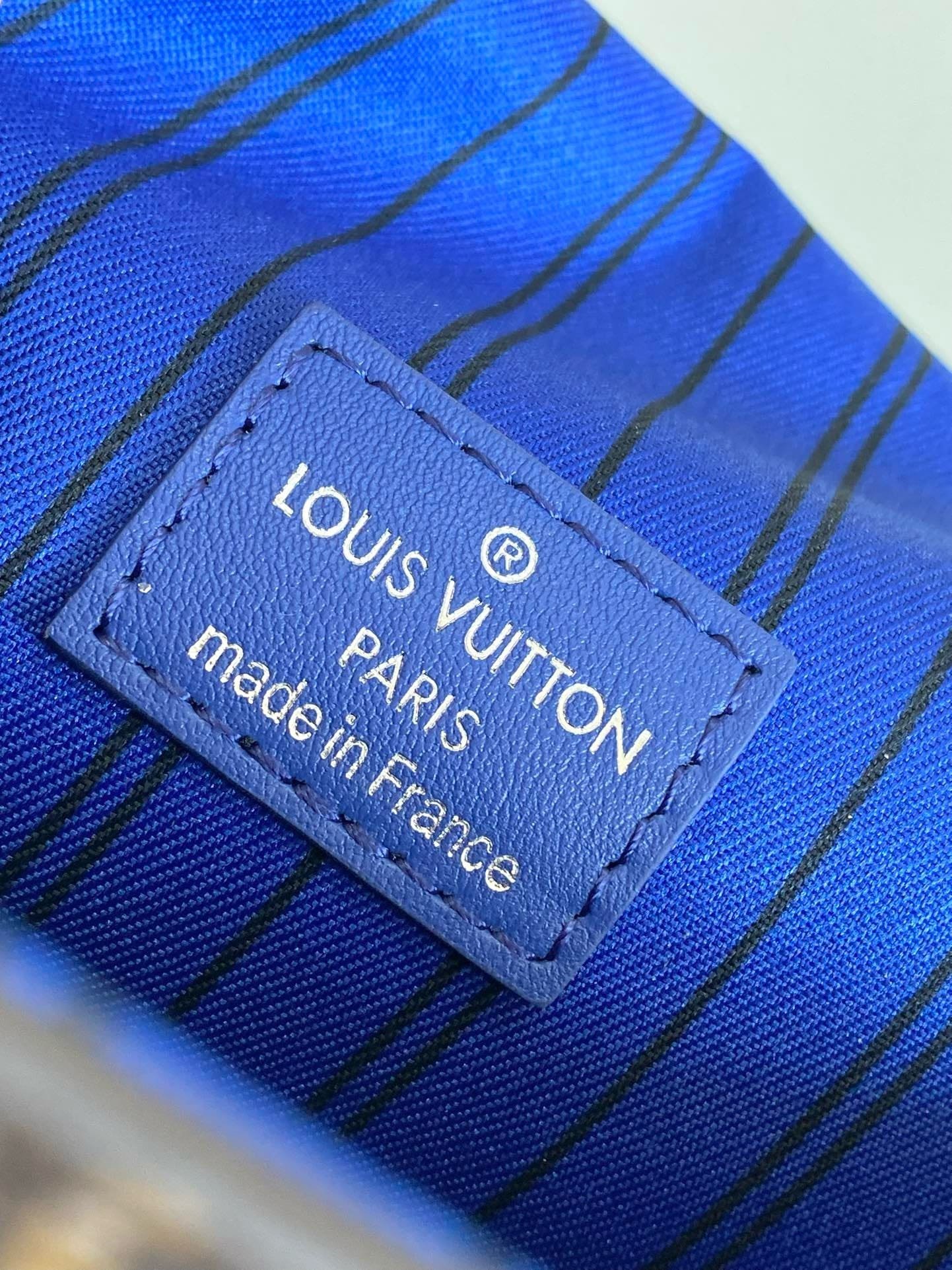 L0vis Vvtt0n M12810 Steamer Wearable Wallet