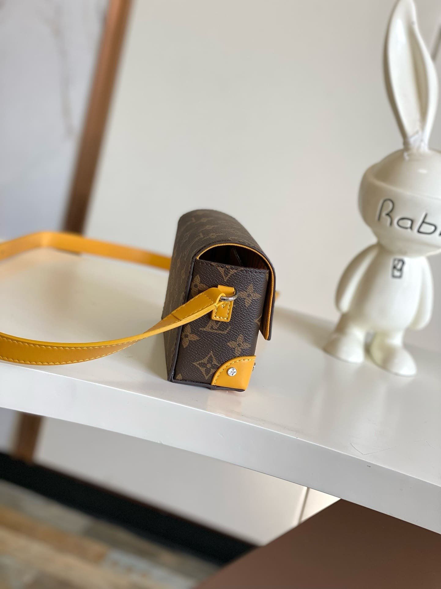 L0vis Vvtt0n M12811 Steamer Wearable Wallet