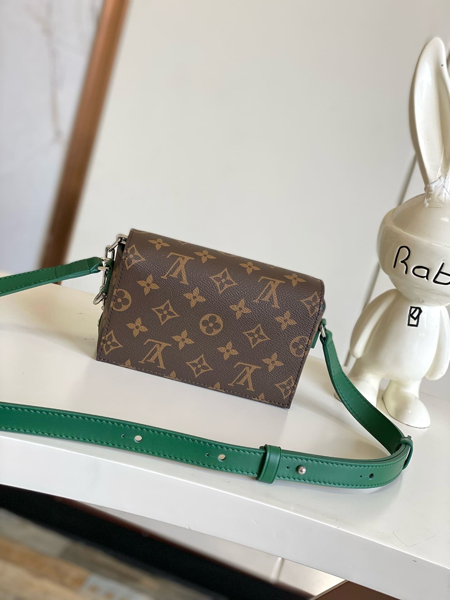 L0vis Vvtt0n M12808 Steamer Wearable Wallet