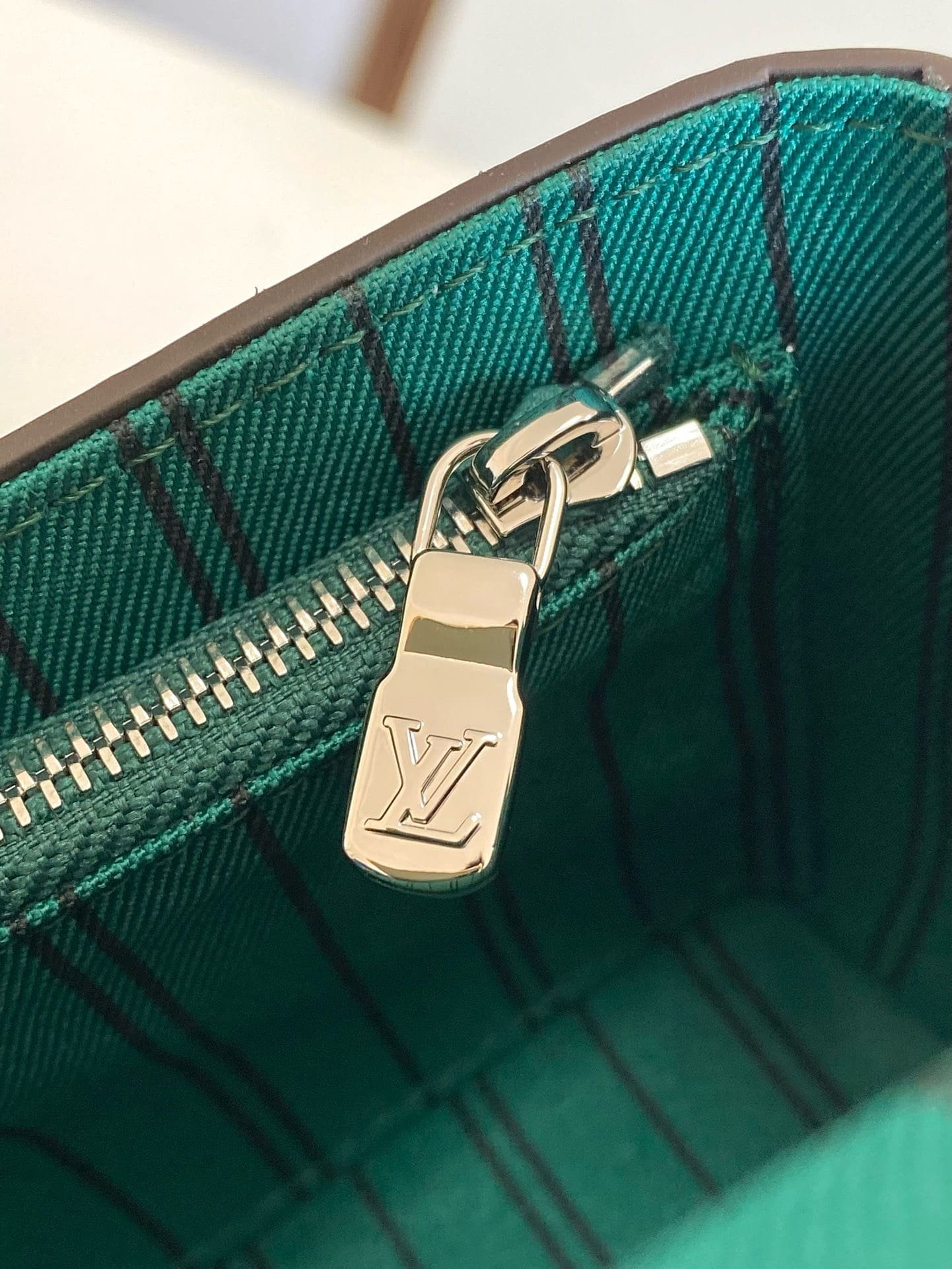 L0vis Vvtt0n M12808 Steamer Wearable Wallet