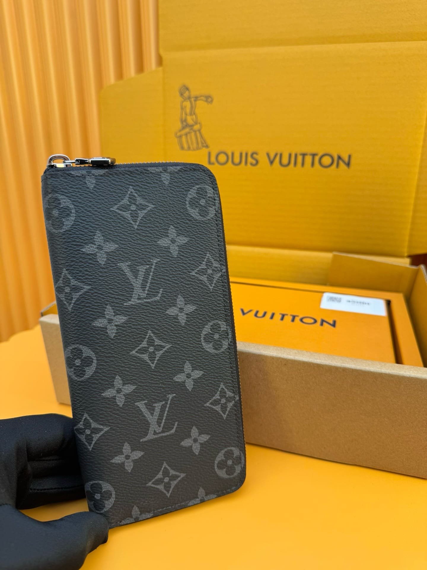 L0vis Vvtt0n M62295 Zippy Wallet Vertical