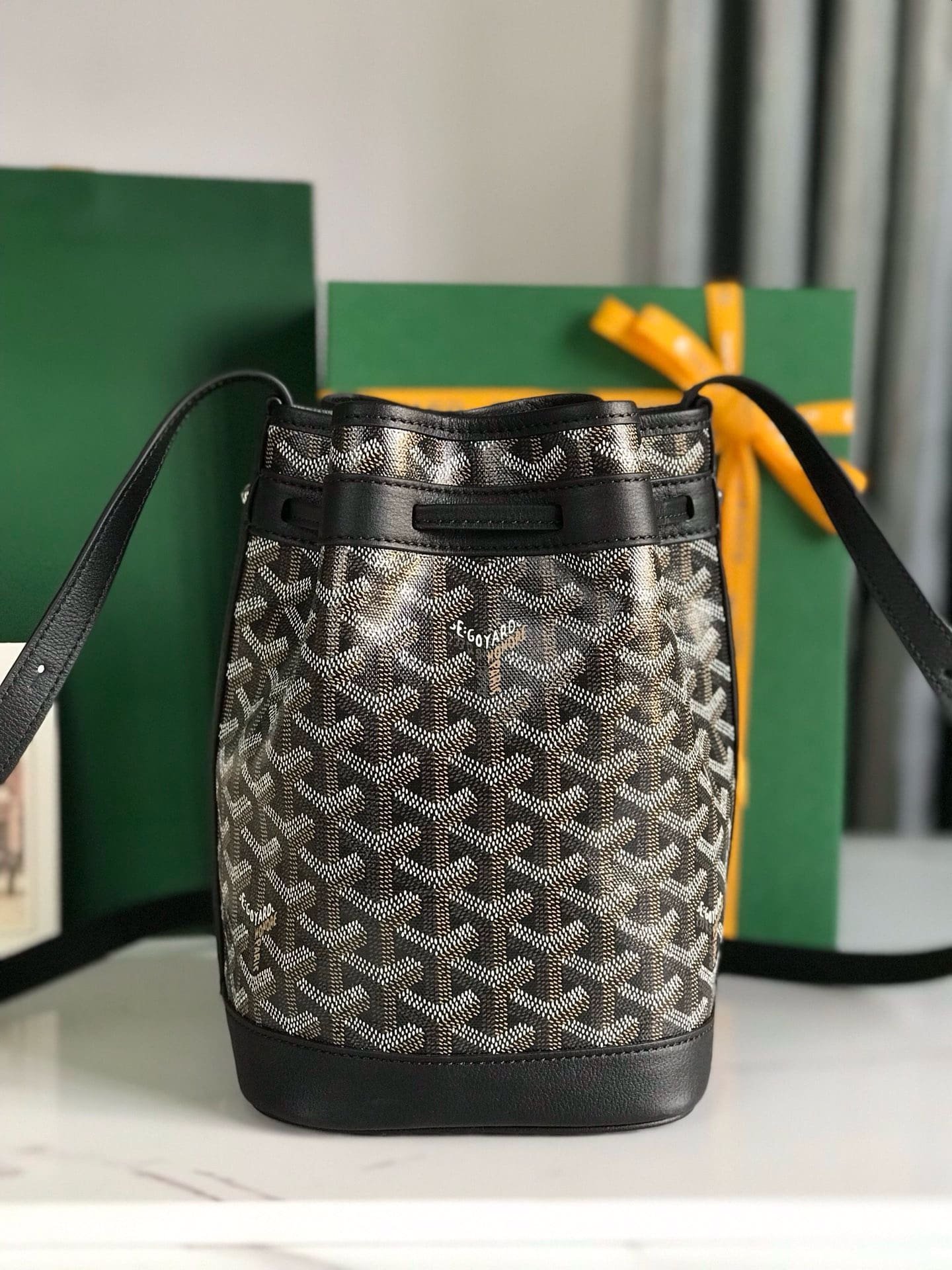 G09ard Petit Flot Bucket Bag