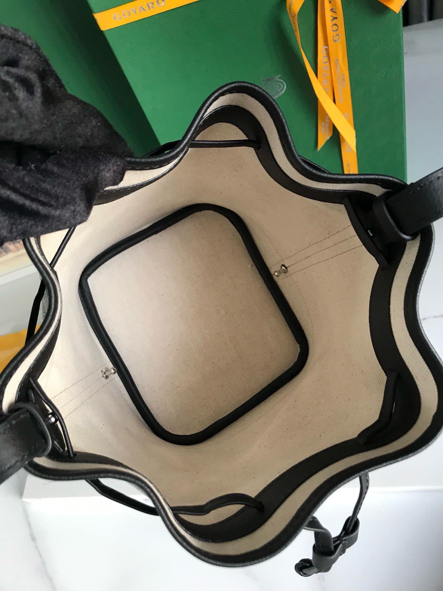 G09ard Petit Flot Bucket Bag