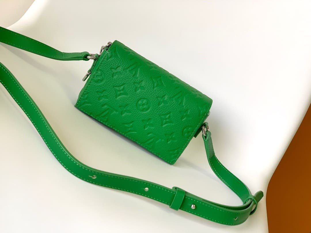L0vis Vvtt0n M82916 Steamer Wearable Wallet