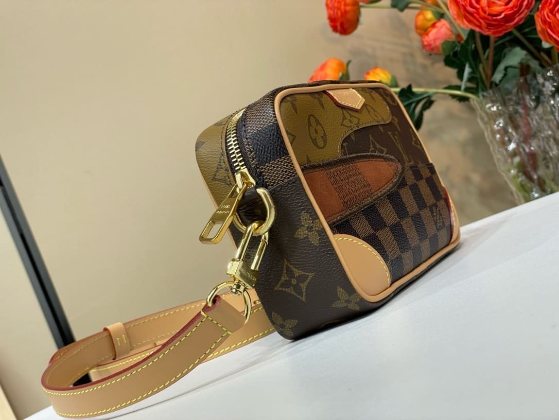 L0vis Vvtt0n M26020 Trocadéro Wearable Wallet