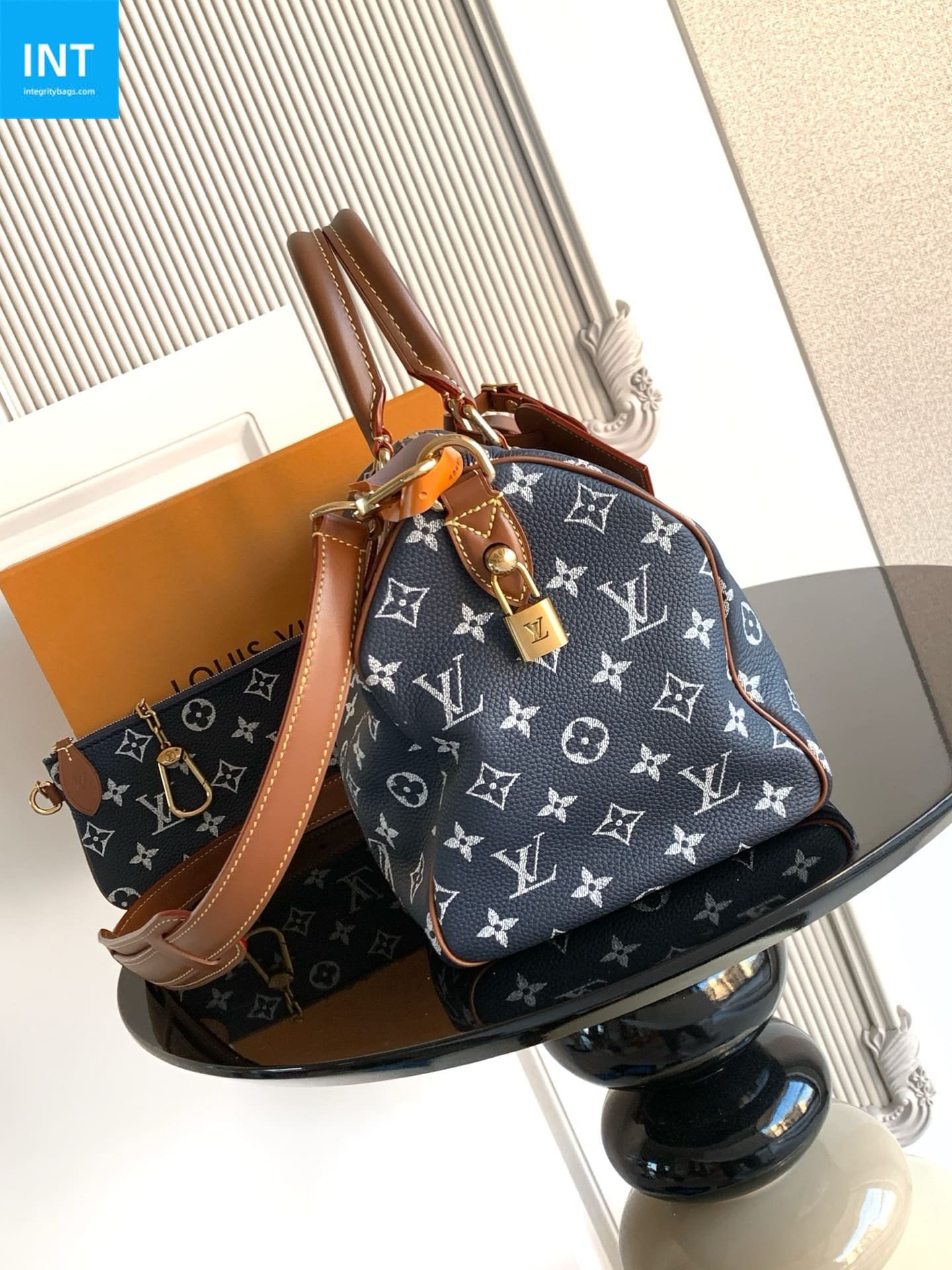 L0vis Vvtt0n M15282 Speedy P9 30 mit Schulterriemen