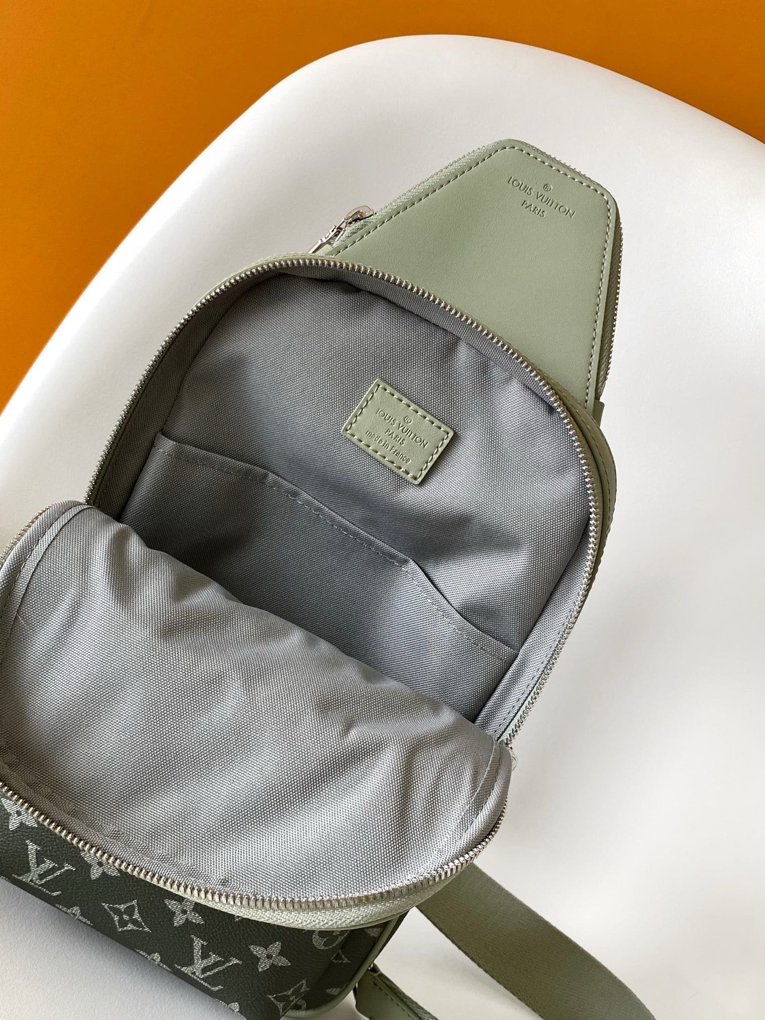 L0vis Vvtt0n M11702 Avenue Slingbag