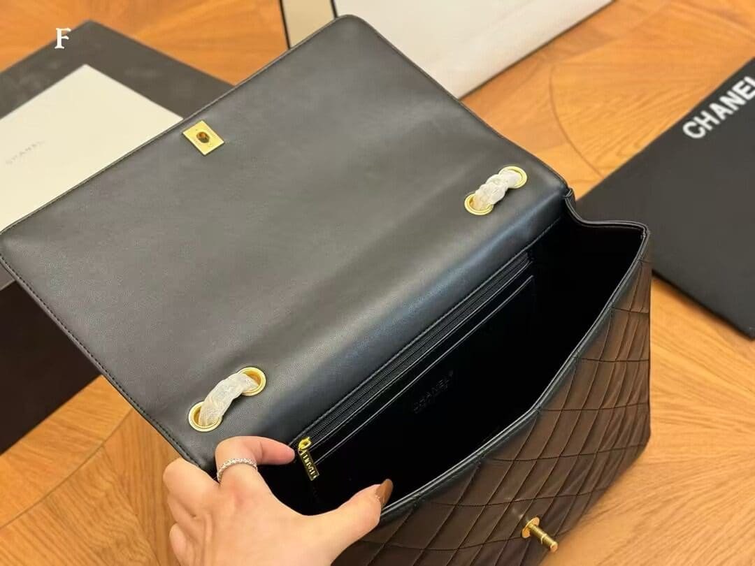 Ch**el 1992 shoulder bag with flap top