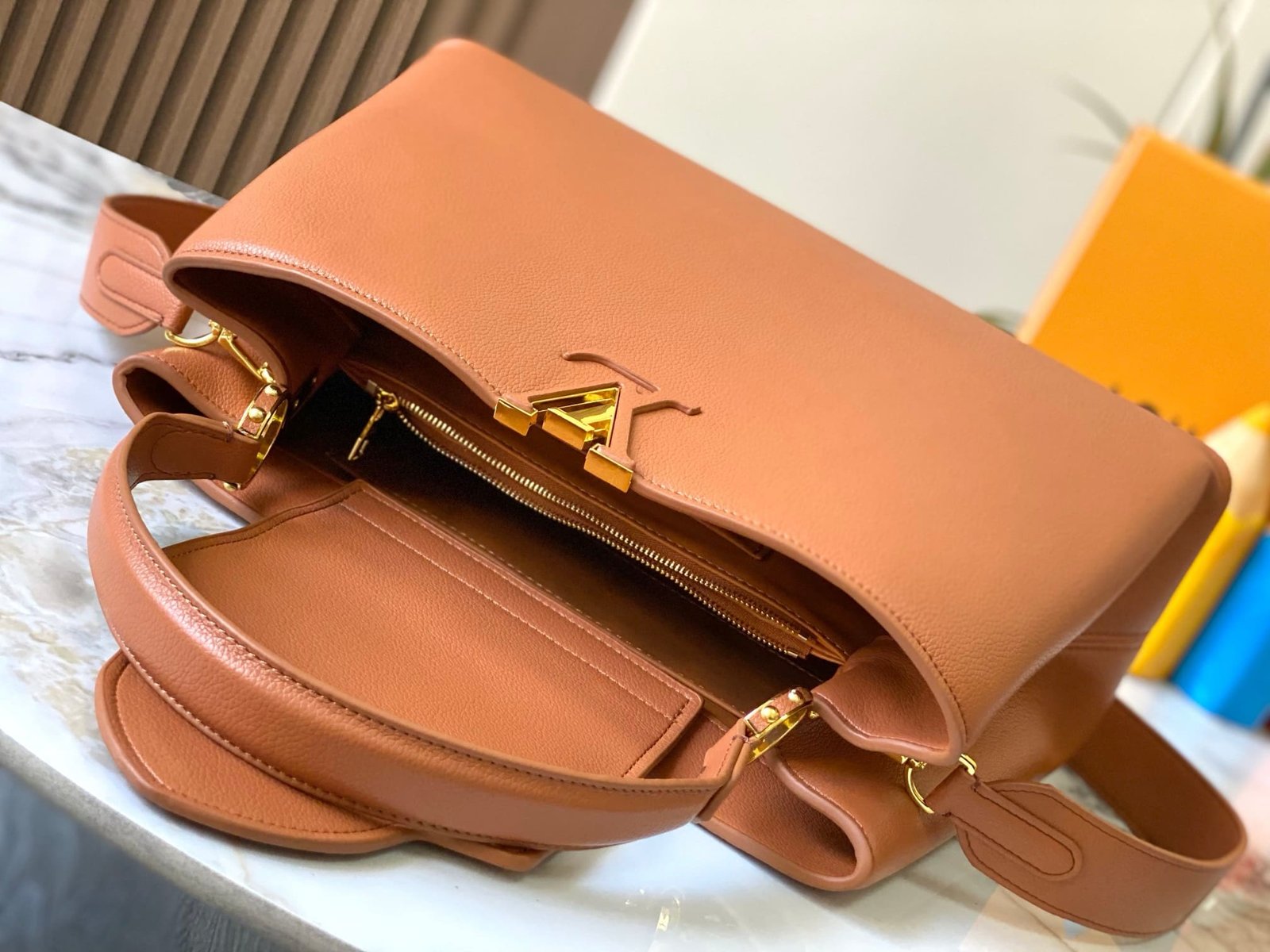 L0vis Vvtt0n M24620 Large CAPUCINES SOUPLE BAG