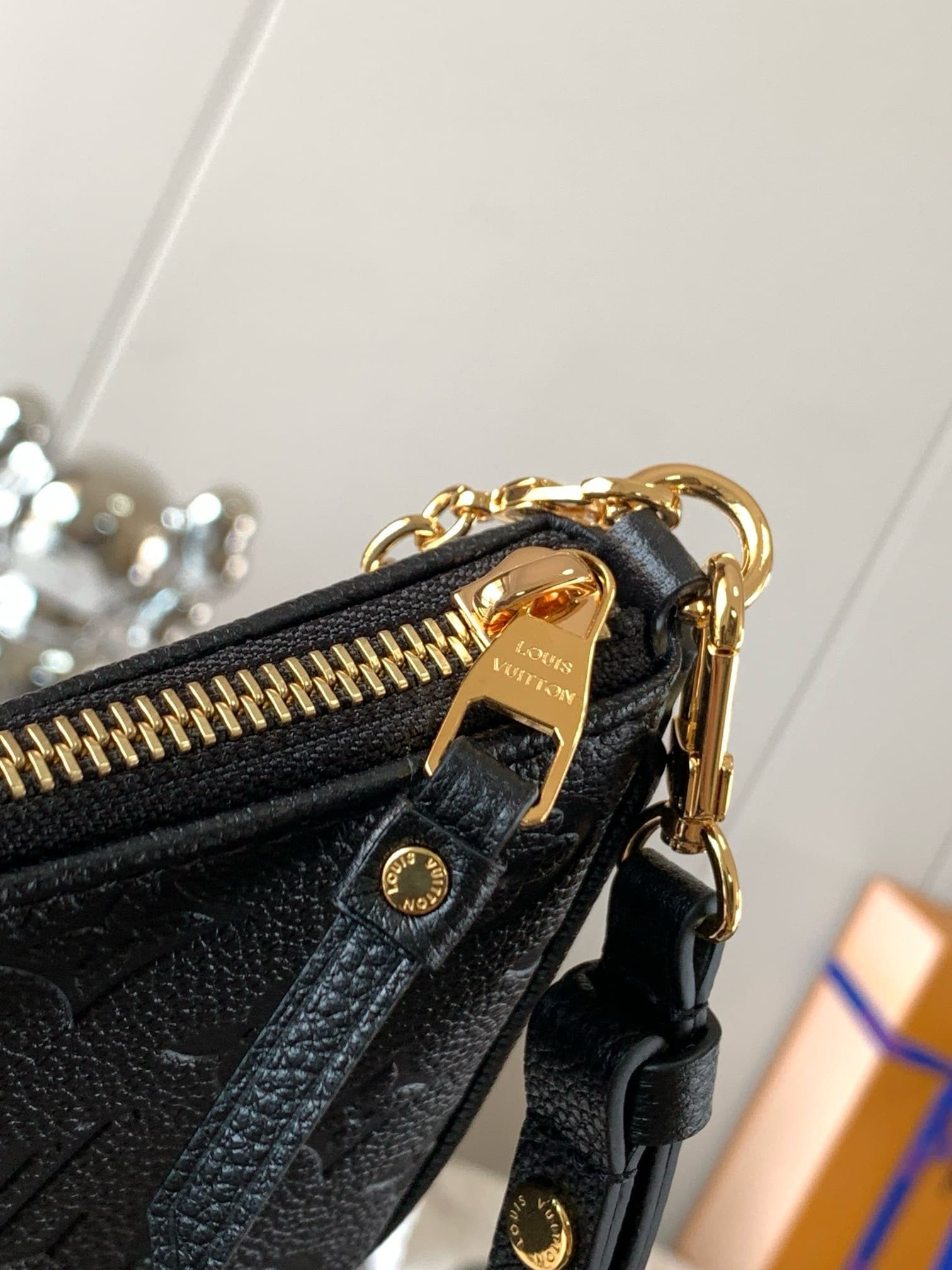 L0vis Vvtt0n M80349 Easy Pouch On Strap