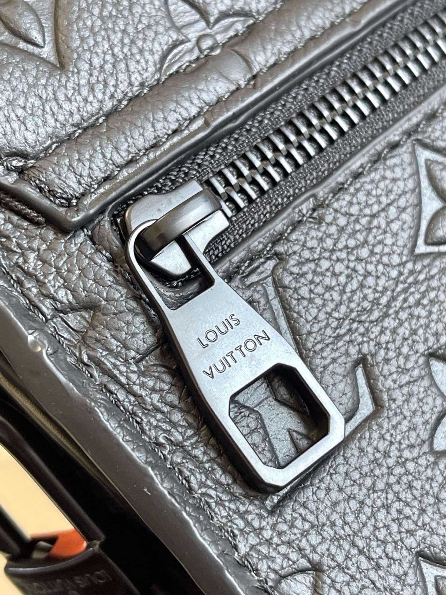 L0vis Vvtt0n M20835 S-Lock Briefcase