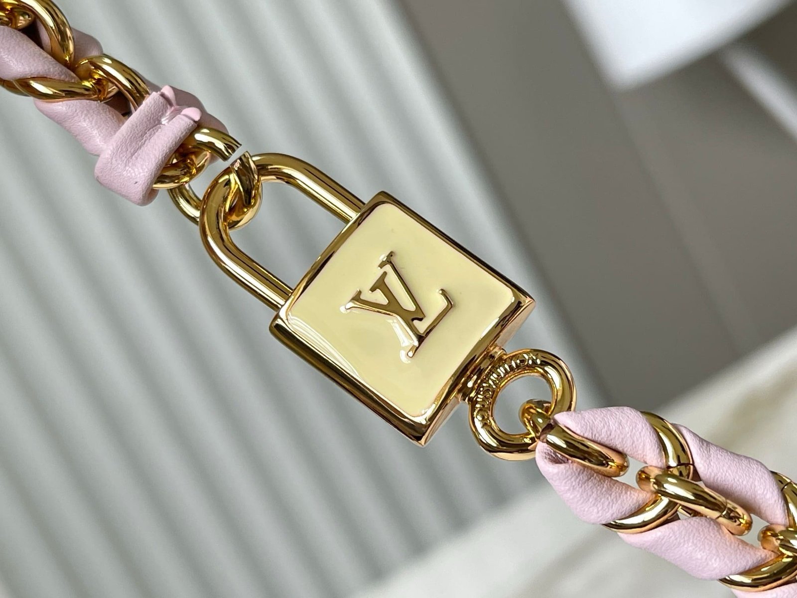 L0vis Vvtt0n M23951 CAPUCINES MINI BAG