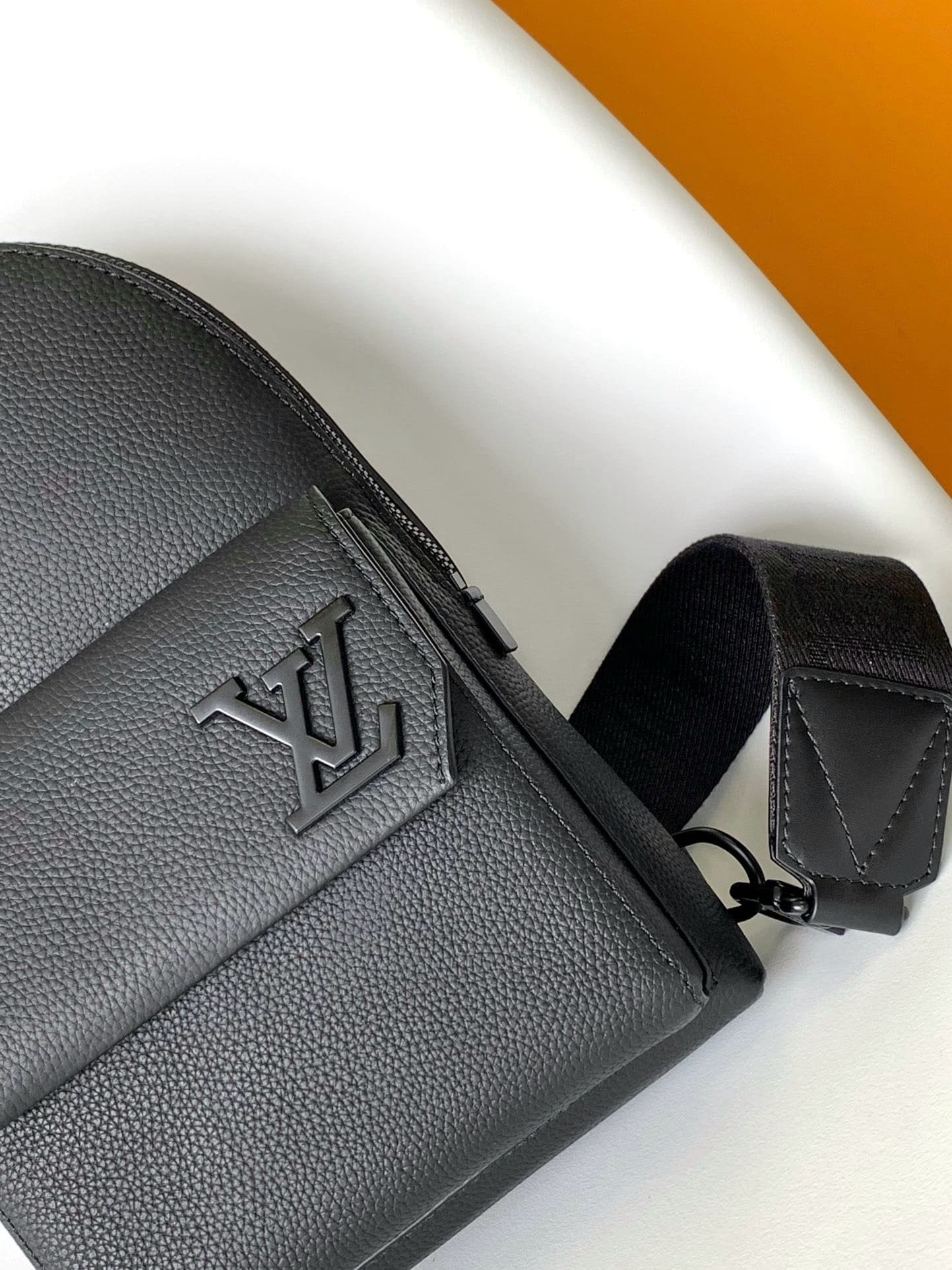 L0vis Vvtt0n M23736 Pilot Slingbag