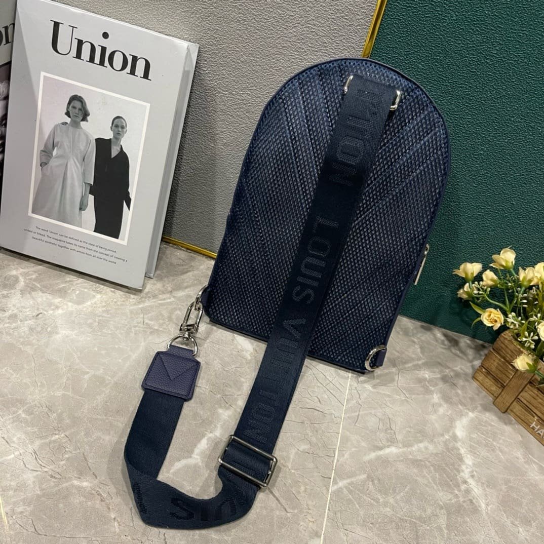 L0vis Vvtt0n M11601 Pilot Slingbag