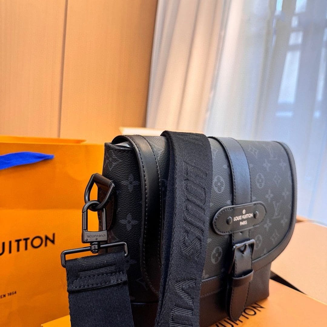 L0vis Vvtt0n M45911 Saumur Messenger Bag