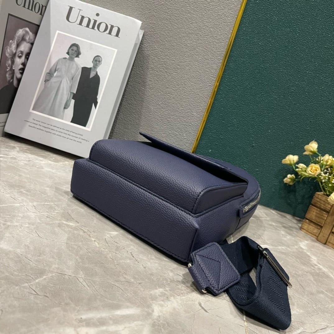 L0vis Vvtt0n M11601 Pilot Slingbag