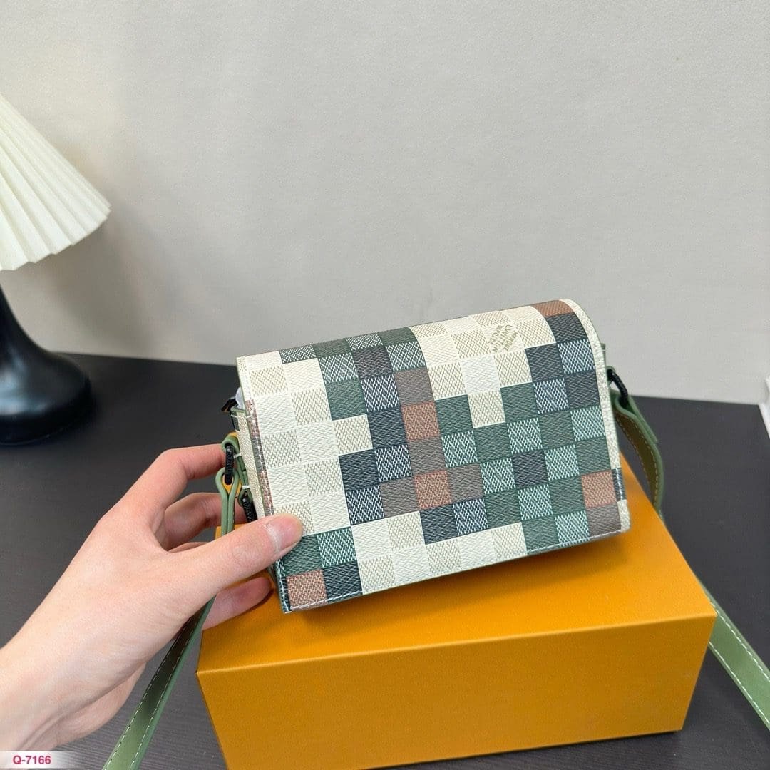 L0vis Vvtt0n M83172 Steamer Wearable Wallet