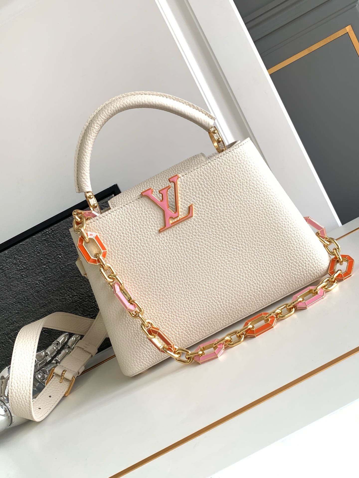 L0vis Vvtt0n M24684 CAPUCINES BB BAG
