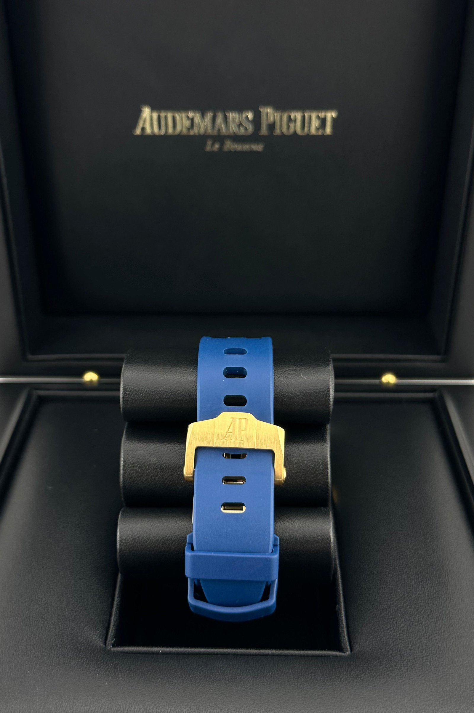 Audemars P1g*et Royal Oak Offshore 26236BA.YY.D346CA.01 Yellow Gold Sapphire Dial (2023)
