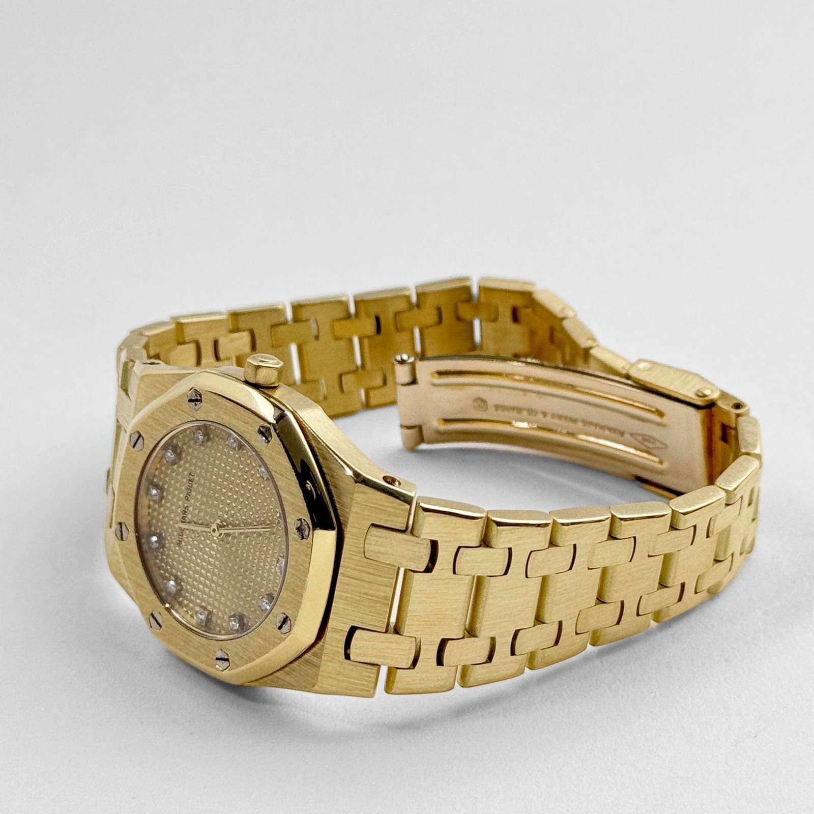 Audemars P1g*et Royal Oak Vintage ‘Ladies’ Yellow Gold Champagne D1am0nd Dial Quartz 26mm
